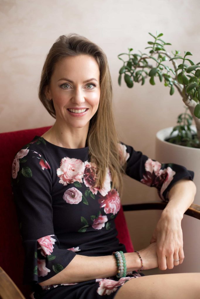 Žena v květovaných šatech při business focení