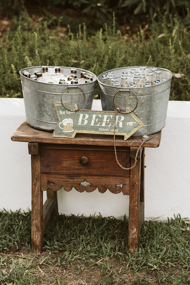 Plechové kyblíky s pivem na svatbě