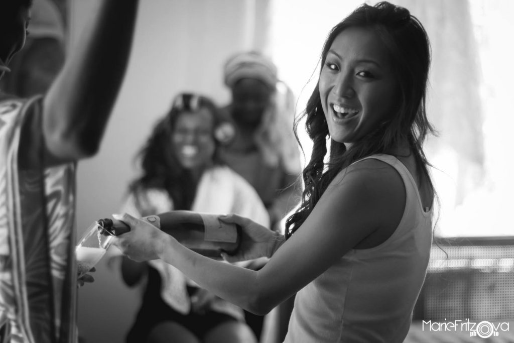 Dívka se směje a nalévá prosecco