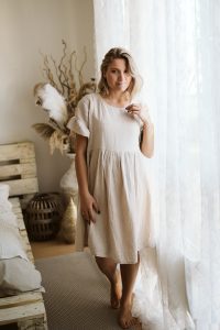 Fotografie ženy v krátkých béžových šatech