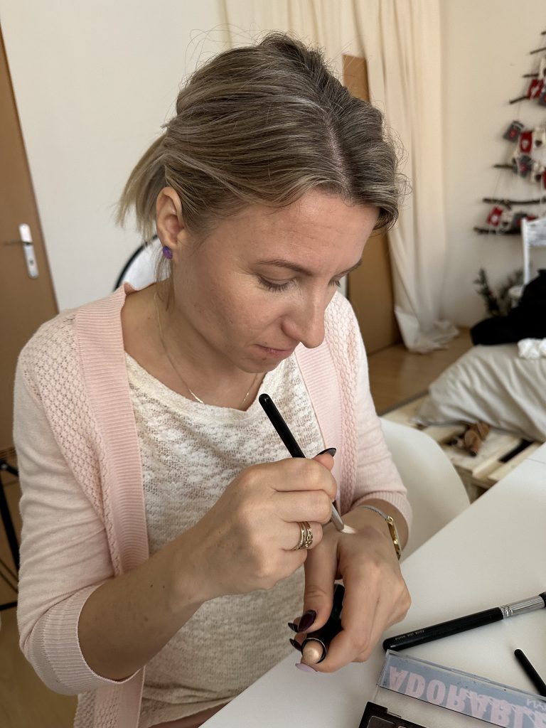 Blond žena na individuálním kurzu líčení s glamour focením