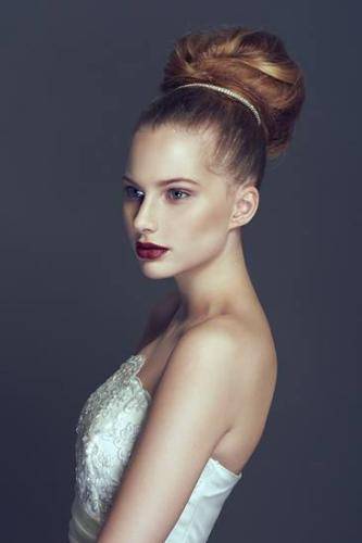 Dívka s profesionálním svatebním make-upem a účesem na vizážistickém kurzu