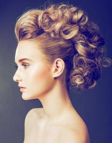 Blondýnka s profesionálním make-upem a účesem na vizážistickém kurzu