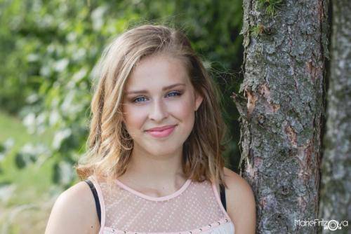 Blondýnka s fotomake-upem při profesionálním focení portrétů