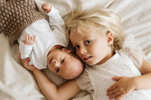 Sestřička s bráškou na newborn livestyl focení v Újezdu nad Lesy