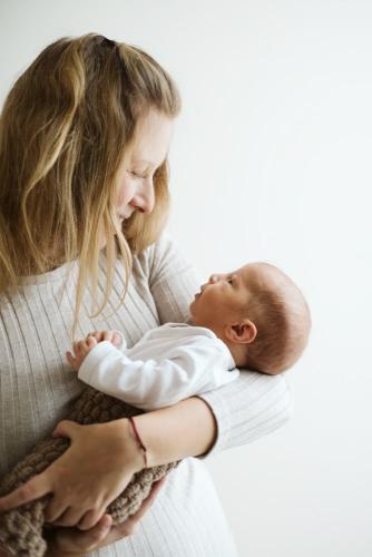 Maminka s miminkem na newborn livestyl focení v Újezdu nad Lesy