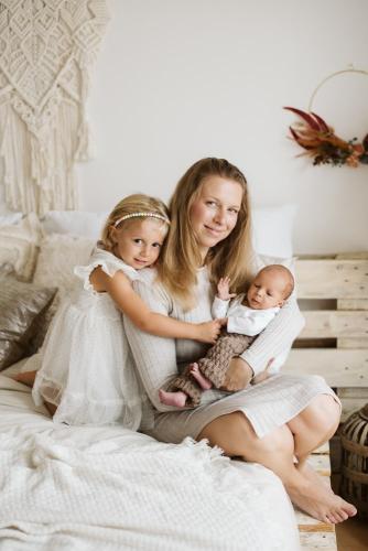 Maminka s miminkem a holčičkou na newborn livestyl focení ve fotoateliéru