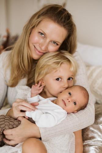 Maminka s dětmi na focení ve fotoateliéru v Praze 9