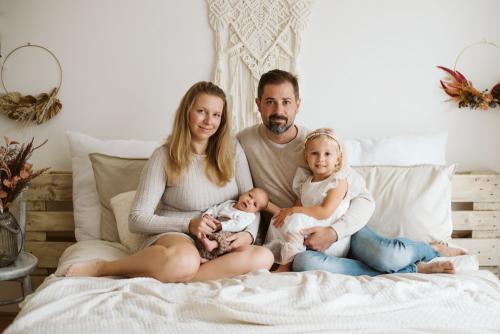 Krásná rodina na fotografii při focení v ateliéru v Praze 9