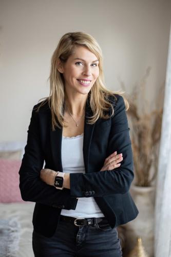 Žena v černém saku při business focení ve fotoateliéru