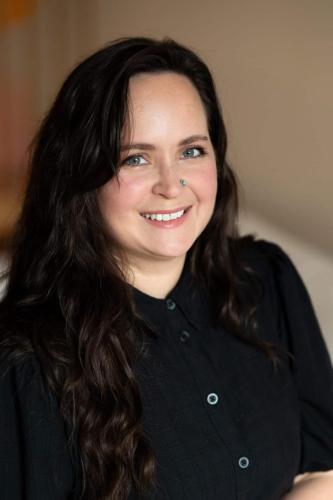 Usmívající se žena v černých šatech při business focení