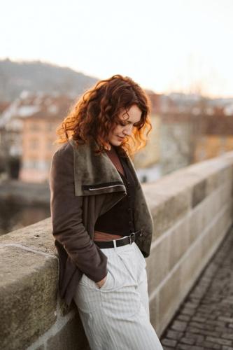 Portrét dívky s vlnitými vlasy na Karlově mostě v Praze