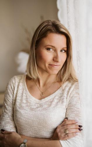 portrétní fotografie ženy s blond vlasy v bílé halence