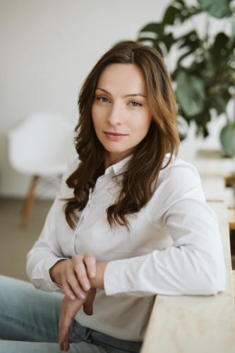 portrét ženy s dlouhými hnědými vlasy ve fotoateliéru