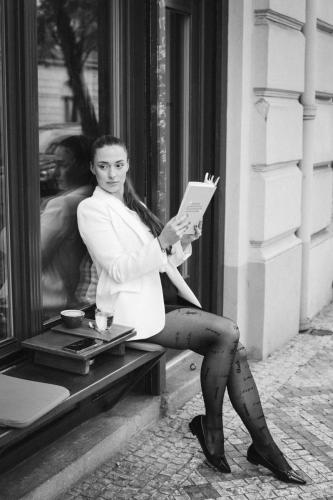 Žena při portrétním focení na Vinohradech