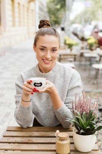 Usměvavá žena na promo focení na Vinohradech