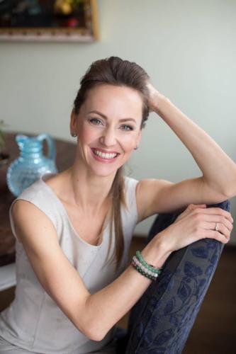 Usmívající se žena v béžových šatech při profesním focení